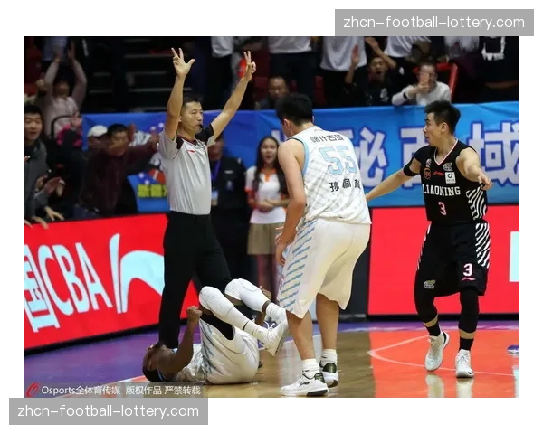 VAR长时间介入，判定西汉姆联进球前对守门员犯规在先无效